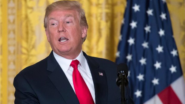 Trump tacha investigación de "caza de brujas" y culpa a Clinton