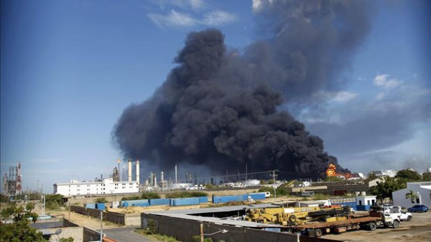 Video: Extinguen fuego de tanques