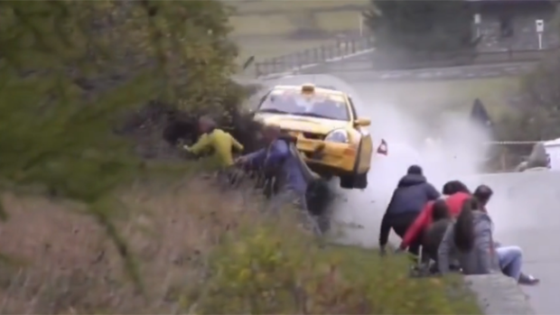 Video: Auto embiste a espectadores
