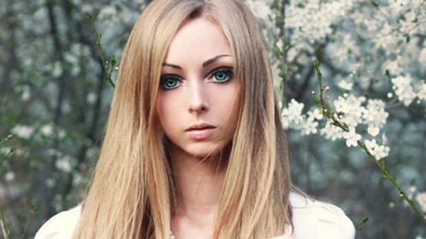 Video: La Barbie humana busca novio como Ken