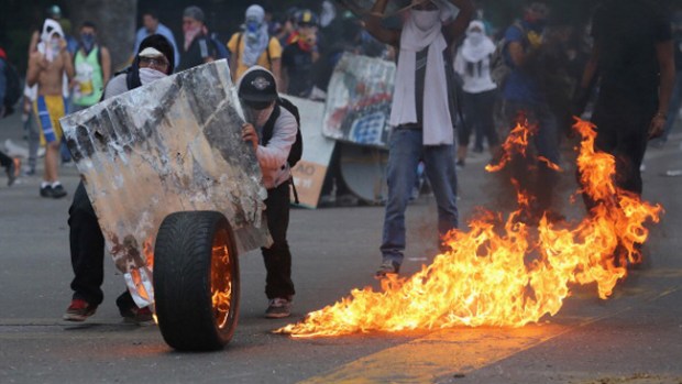 Video: Venezuela: arremeten contra barricadas