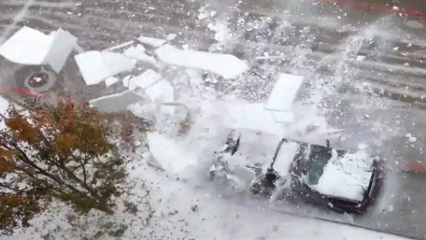 Video: Caen bloques de hielo y destrozan autos