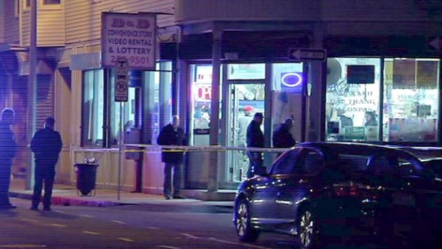Video: Balean a dueño de tienda frente a su hijo