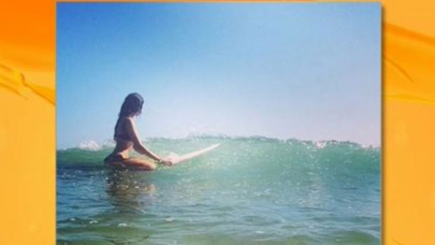 Video: Eiza González calienta las olas surfeando