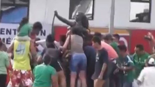 Video: Estatua rota por júbilo tras triunfo del Tri
