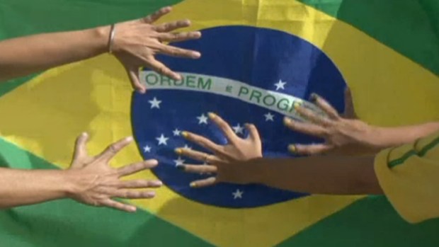 Video: Familia con 6 dedos, talismán de Brasil