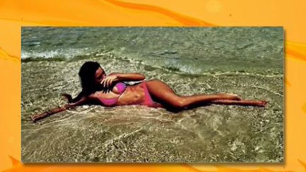 Video: Frida Sofía paraliza la playa con su bikini
