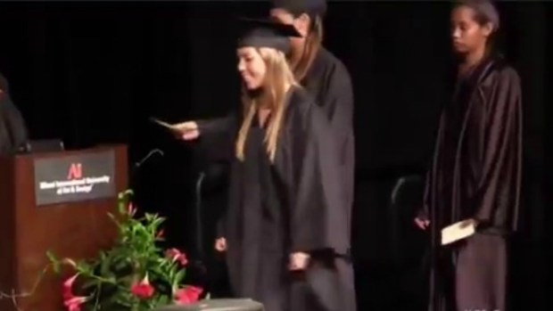 Video: Frida Sofía se gradúa de la universidad