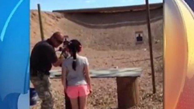Video: Niña mata a maestro de tiro con una Uzi