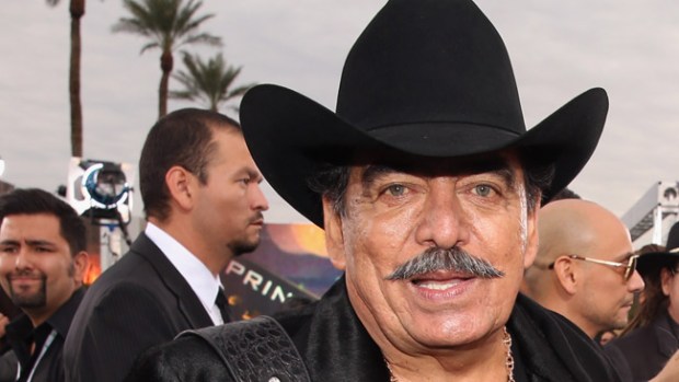 Video: Joan Sebastian se retira de concierto