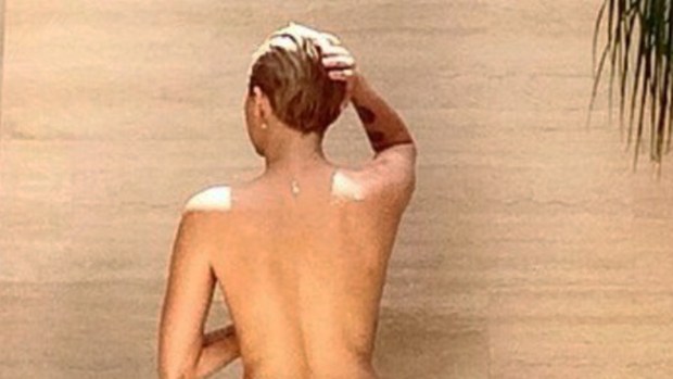 Video: Miley Cyrus en sexy baño de espuma