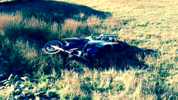Video: Video: Ciervo causa accidente de moto