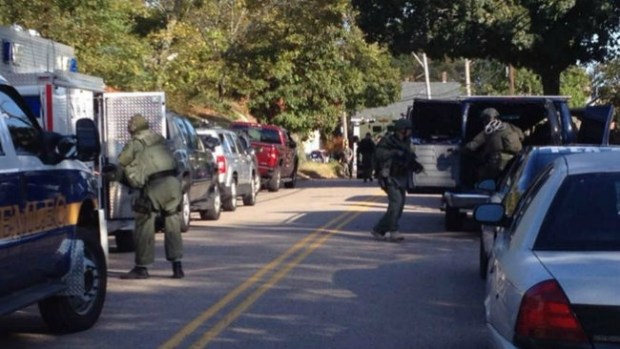 Video: Hombre armado se atrinchera en casa