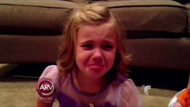 Video: Niña suplica que su hermano no crezca