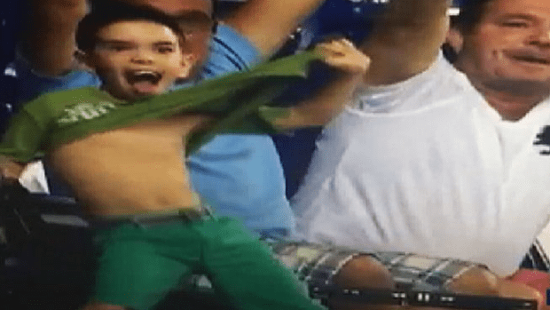Video: Niño sorprende con inusitado baile