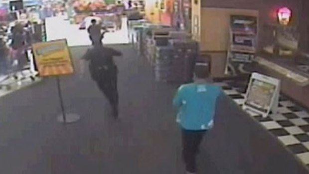 Video: Apaleado por intentar robar a policía
