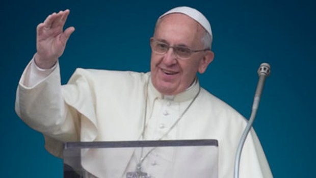Video: ¡Se le desliza la lengua al Papa!