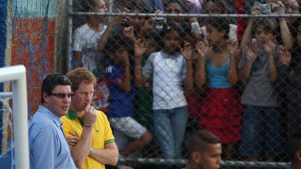 Video: El Príncipe Enrique visita una favela