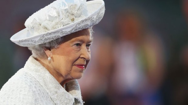 Video: El viral "photobomb" de la Reina Isabel