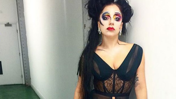Video: Lady Gaga se tatúa en íntimo lugar