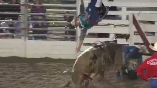 Video: ¡Toro lanza a vaqueros por los aires!