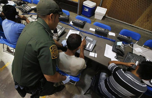 Video: FBI investiga estafa a familias migrantes