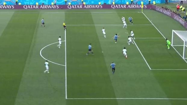 Cavani desperdicia pase y patea por encima del travesaño