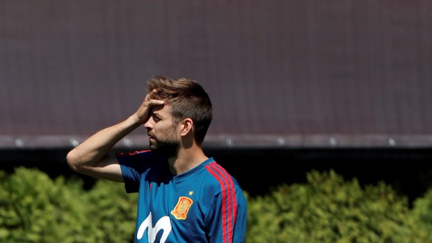 Gerard Piqué es captado cojeando durante entrenamientos