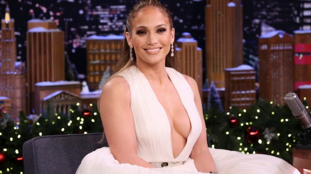Jennifer López presume atrevido escote en el show de Jimmy Fallon