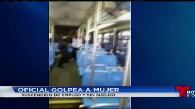 Oficial suspendido por desenfundar su arma en un autobus