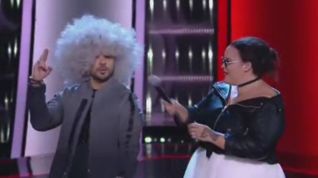 Luis Fonsi le "roba" la peluca a una participante de La Voz