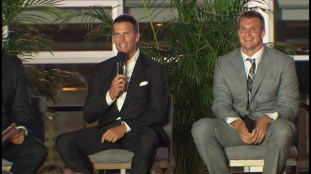 De buen humor Tom Brady ante Deflategate