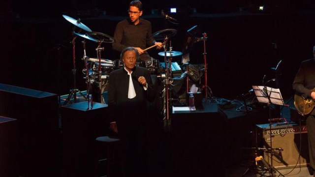 Julio Iglesias decepciona a muchos en show en México