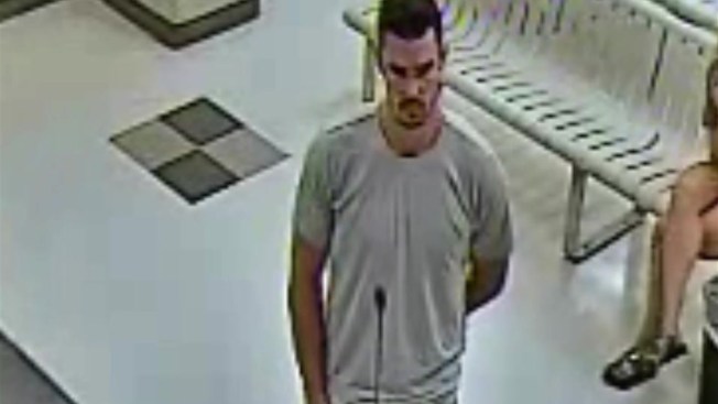 Policía: sorprenden a pitcher entrando por la puerta del perro a hogar