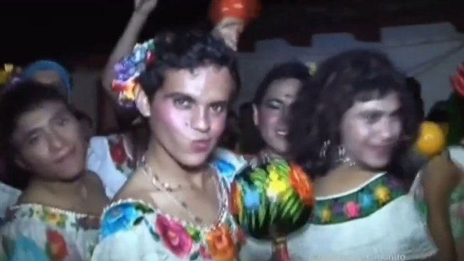 Hombres se visten de mujer en fiesta mexicana , Telemundo 47