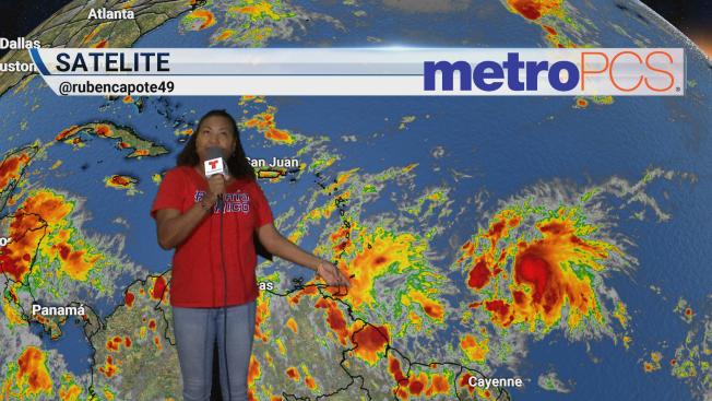 Presentando el clima junto al meteorólogo Rubén Capote