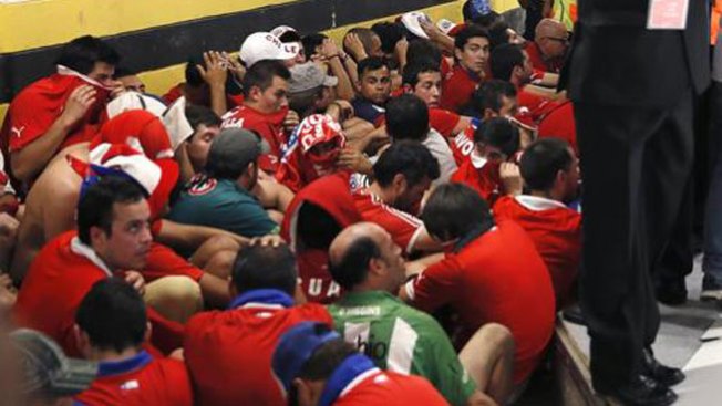 Hinchas chilenos asaltan sala de prensa