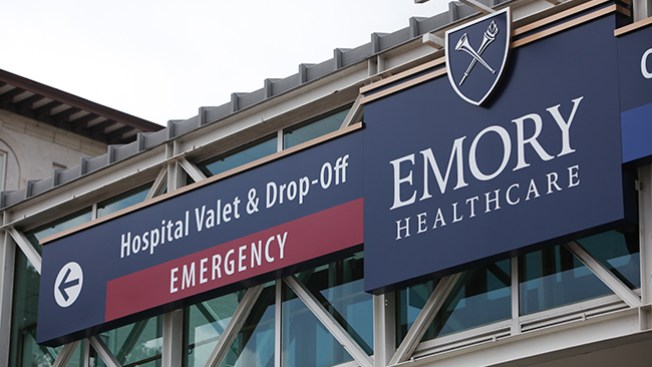 Enfermera con ébola llega al hospital