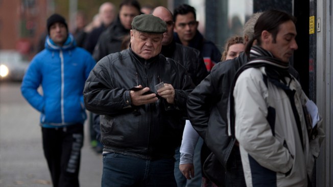 61,000 hacen cola por error