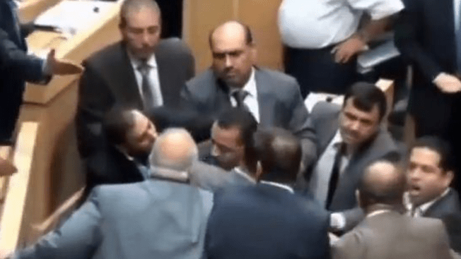 Se lían a tiros en pleno parlamento
