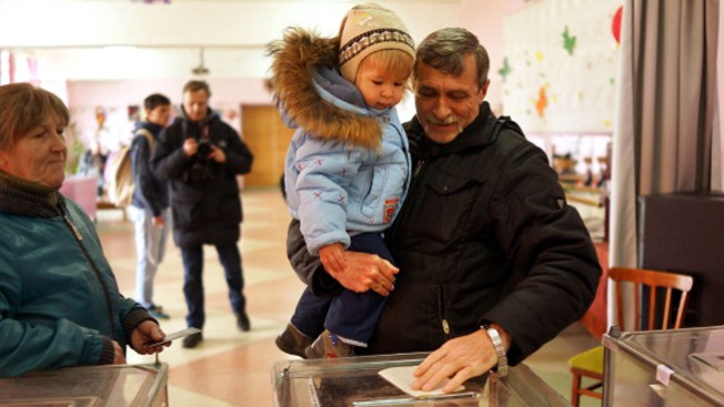 Comienza referendo en Crimea