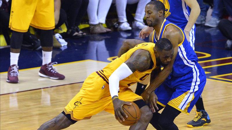 El jugador de Cavaliers LeBron James protege el balón ante la marca de Andre Iguodala, de Warriors, durante el cuarto partido de la Serie Final de la NBA en el Quicken Loans Arena de Cleveland, Ohio.