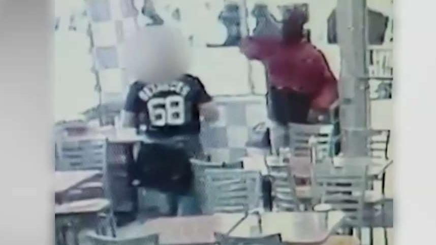Hombre recibe brutal golpiza en una pizzeria de El Bronx