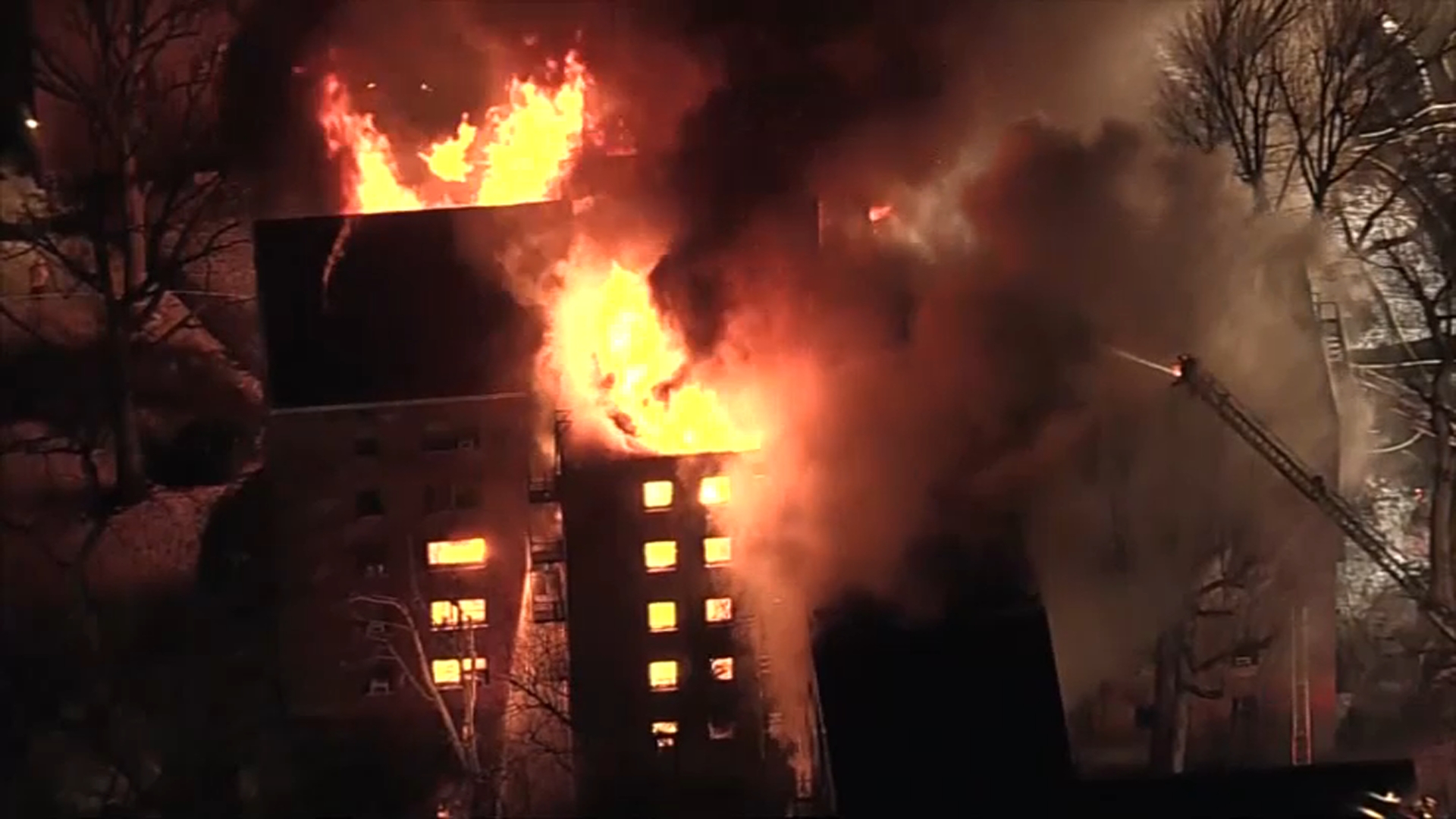 Casi 50 apartamentos destruidos por fuego en Fort Lee