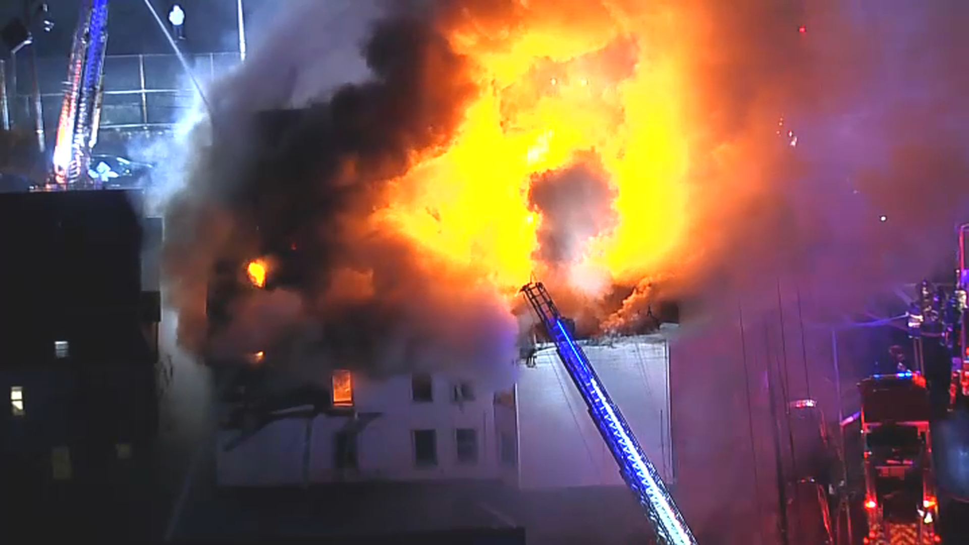 Voraz incendio consume edificio multifamiliar en Newark 