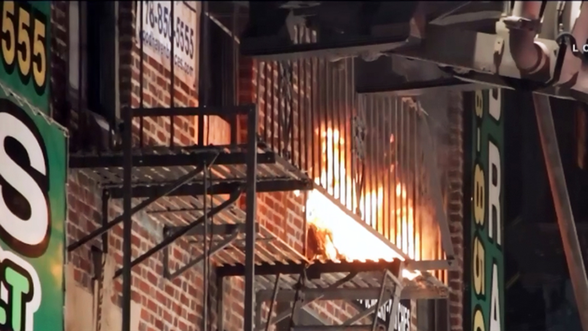 Incendio en zona comercial consume negocios en Queens