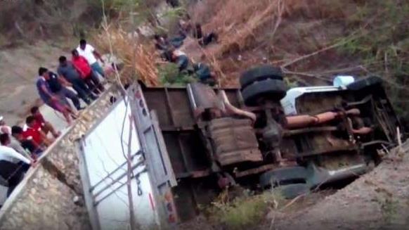 Al menos 25 migrantes mueren en vuelco de un camión