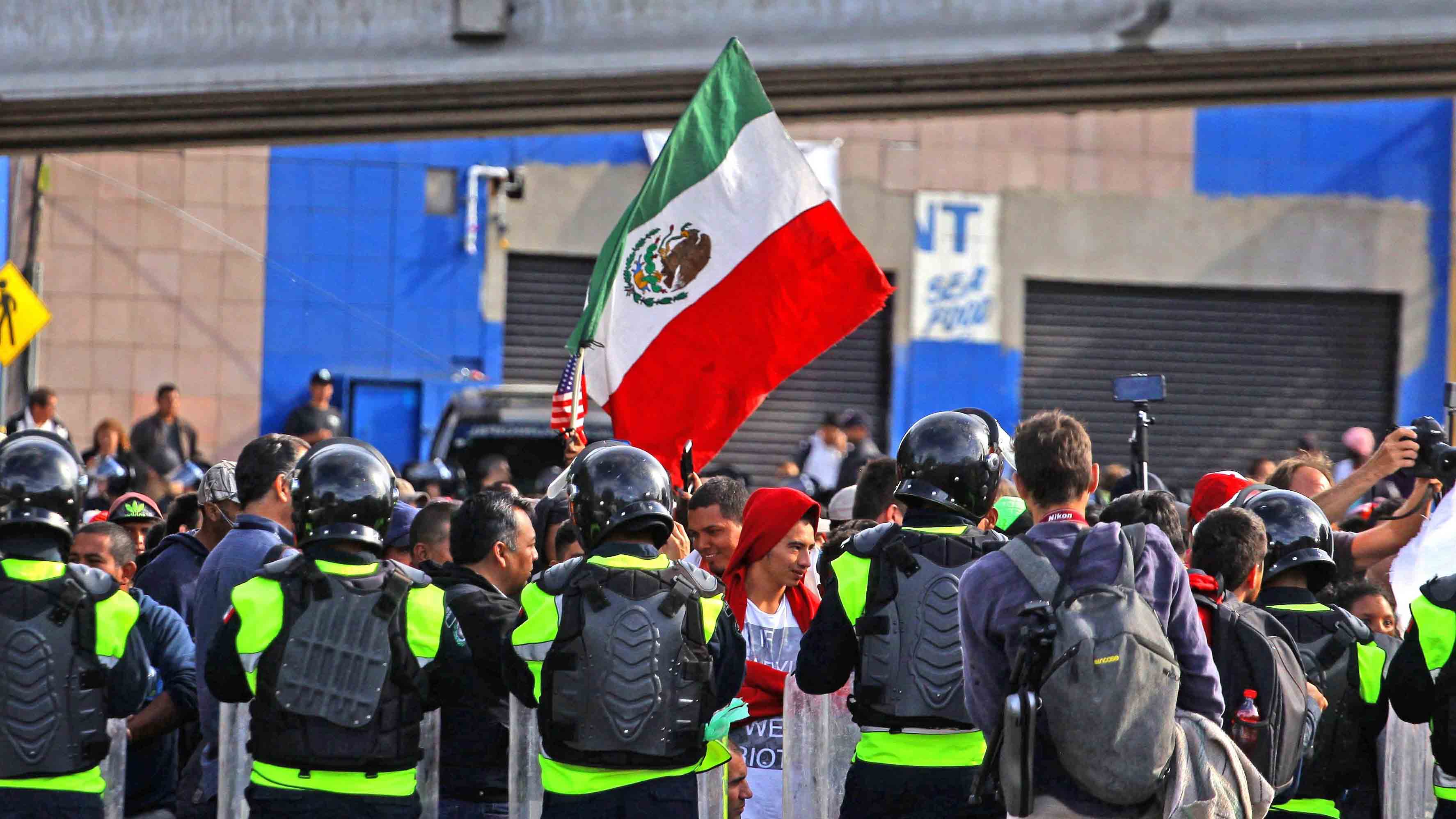 México impide cruce masivo de migrantes hacia EEUU