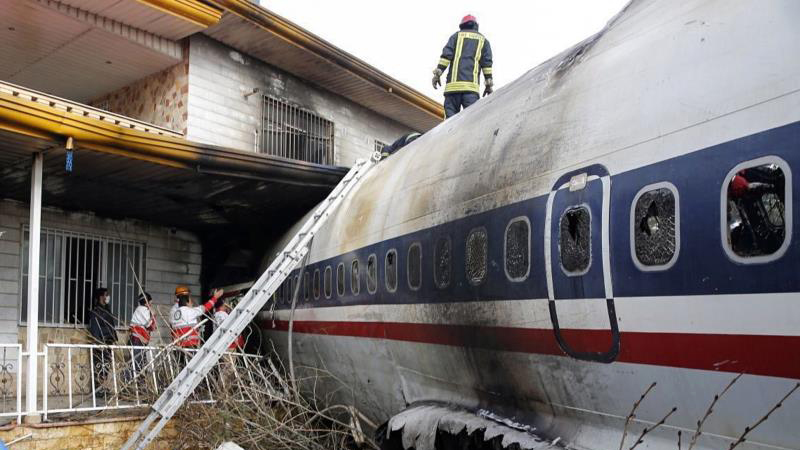 En video: avión se estrella y solo una persona sobrevive