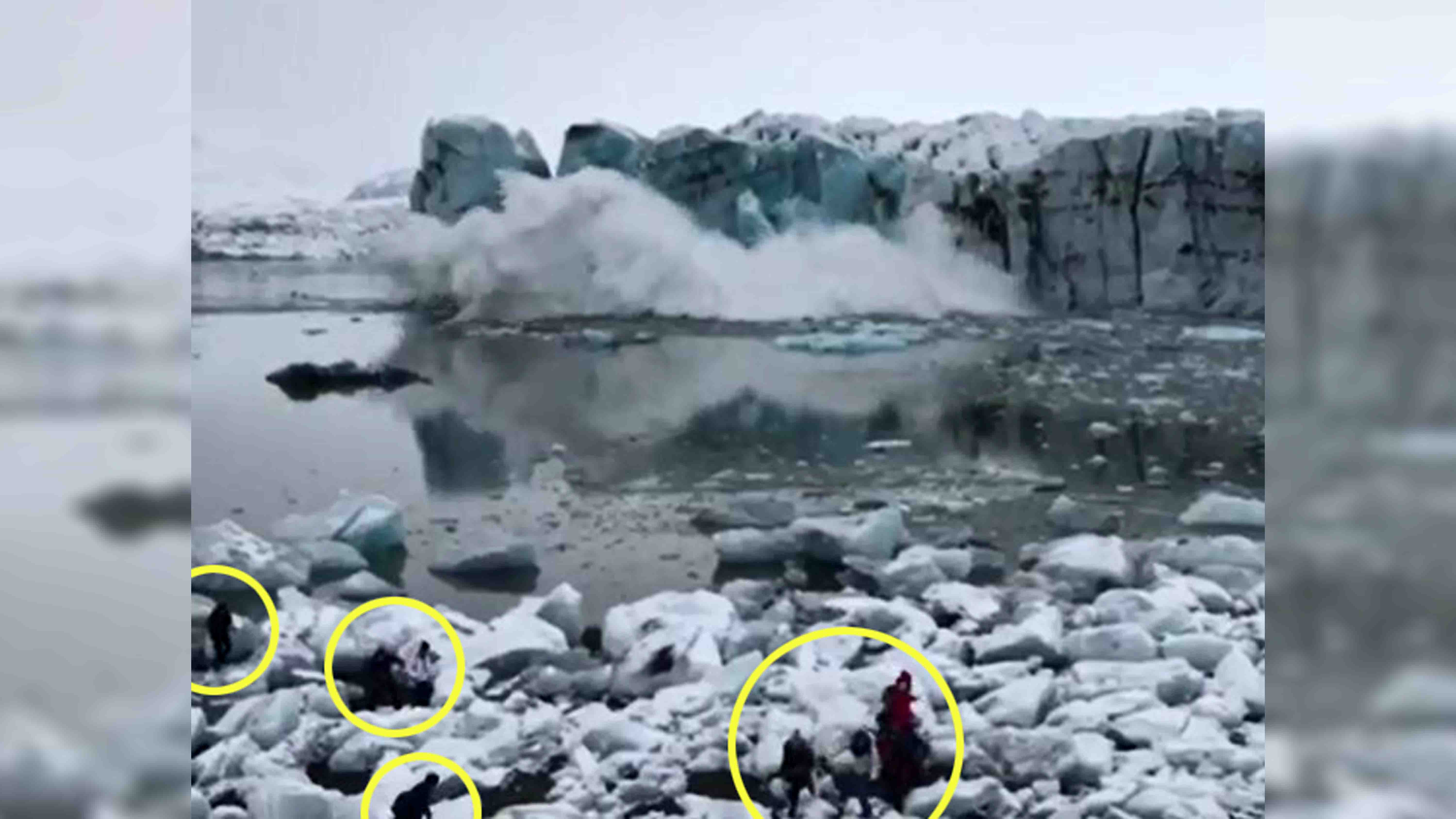 Turistas huyen despavoridos de enormes olas heladas